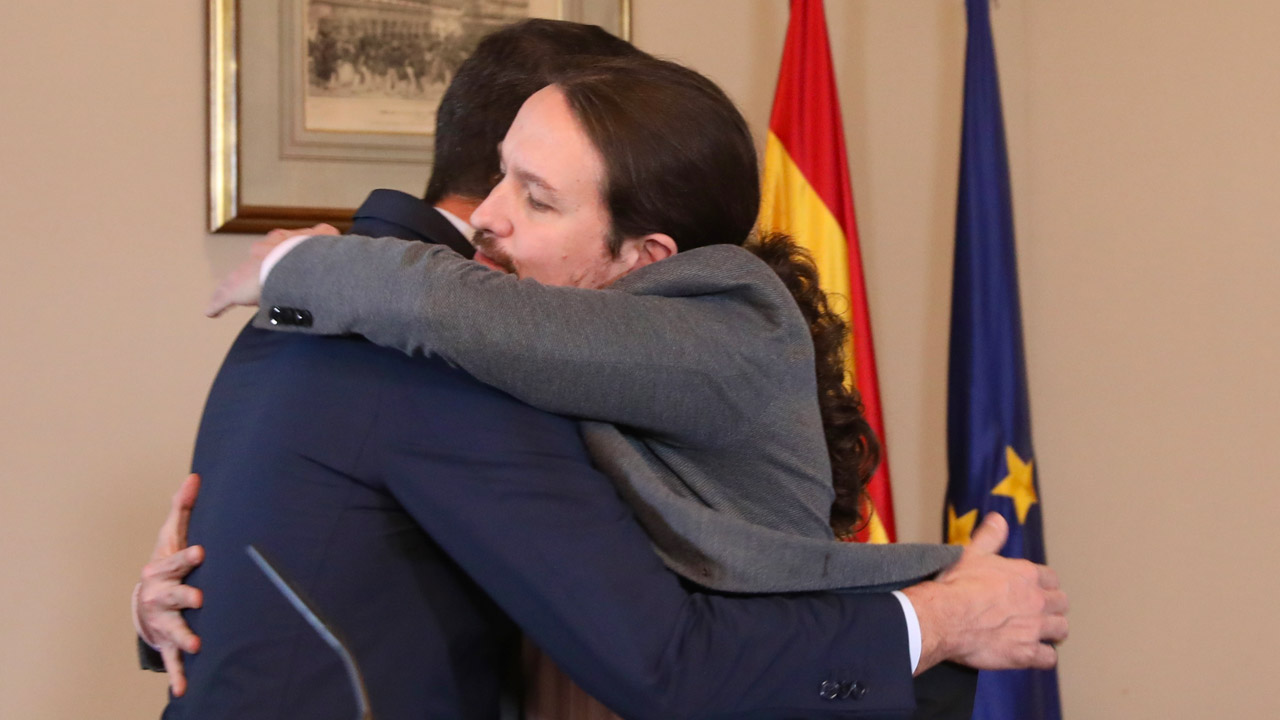 Pedro Sánchez y Pablo Iglesias se abrazan durante el anuncio del acuerdo de Gobierno.